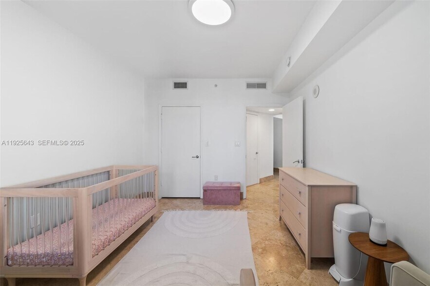 Building Photo - 19900 E Country Club Dr