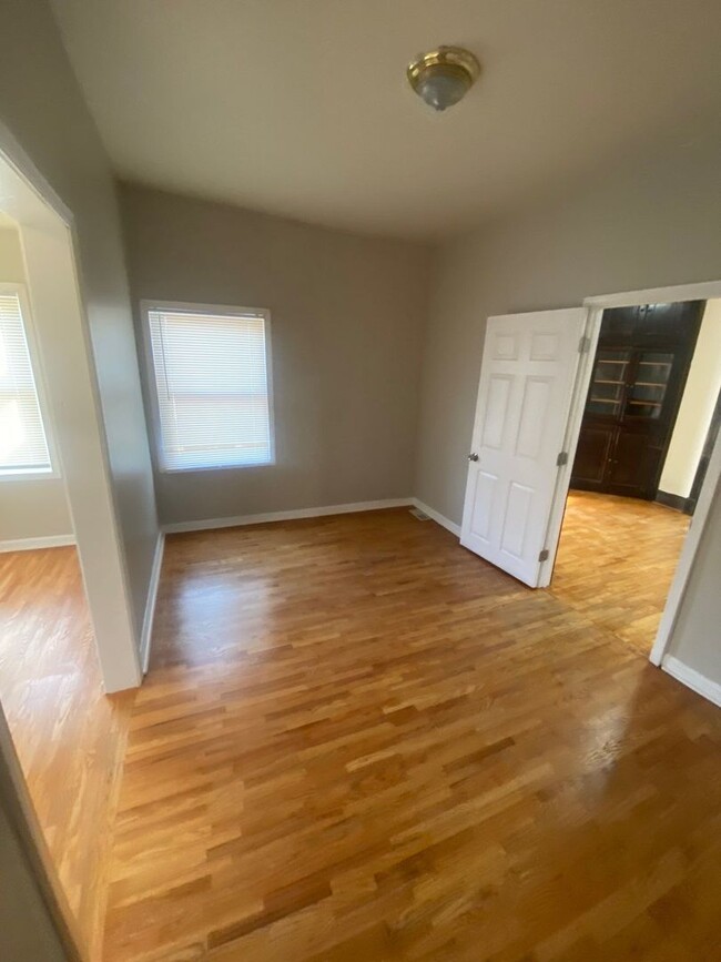 Building Photo - Charming & Newly Renovated Two Bedroom Hom...