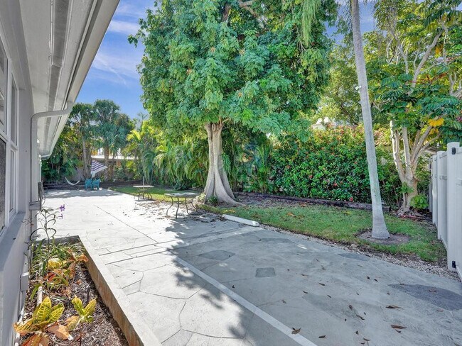 Building Photo - 4422 Sea Grape Dr