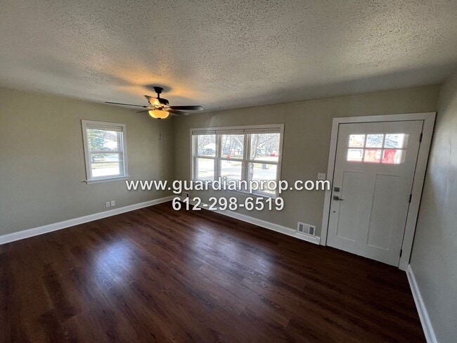 Building Photo - Shoreview House Available September 1st, U...