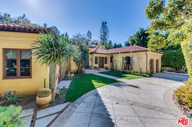 Building Photo - 9530 Hidden Valley Rd