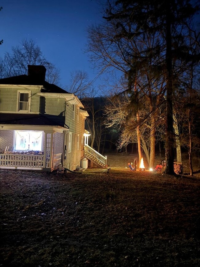 Building Photo - Riverfront home in a quiet spot, 3 acres, ...