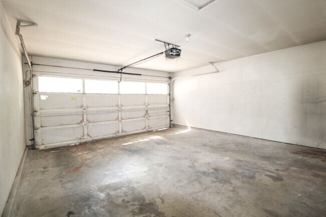 Building Photo - 3223 Tree Grove Dr