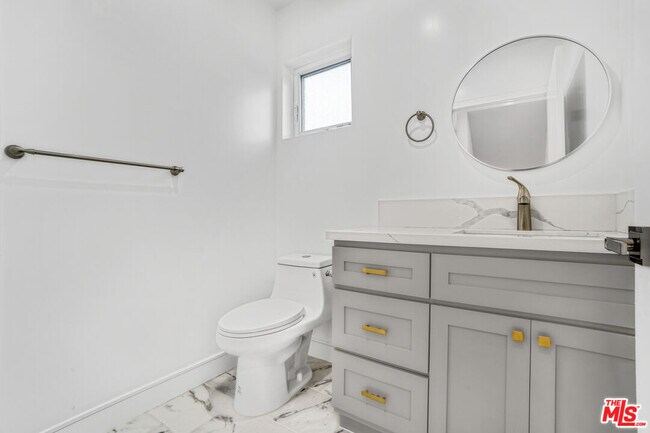 Building Photo - 2057 1/2 S Garth Ave