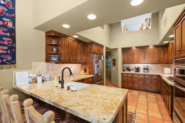 Building Photo - 76900 Avenida Fernando