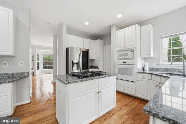 Building Photo - 6355 Willowfield Way