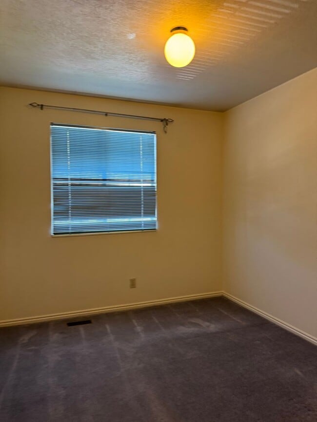 Building Photo - For Rent – Spacious 4 Bed, 3 Bath Home