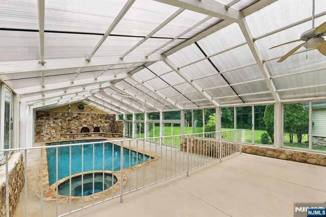 Building Photo - 122 Helen Ct