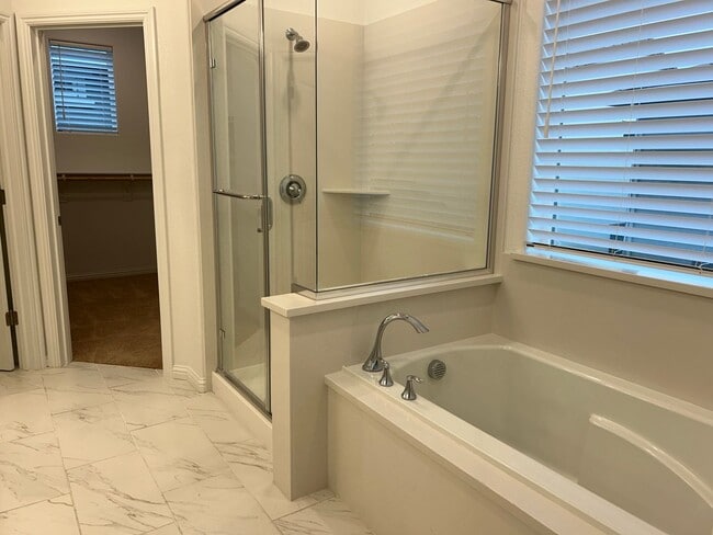 Building Photo - Beautiful 4 Bedroom 3 Bath Brentwood Home