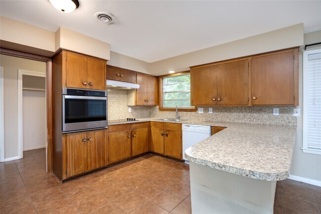 Building Photo - 2 Circle Dr