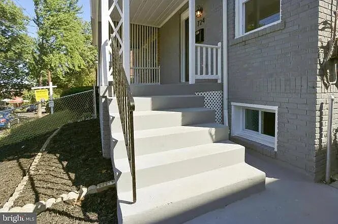 Building Photo - 724 Oneida Pl NW