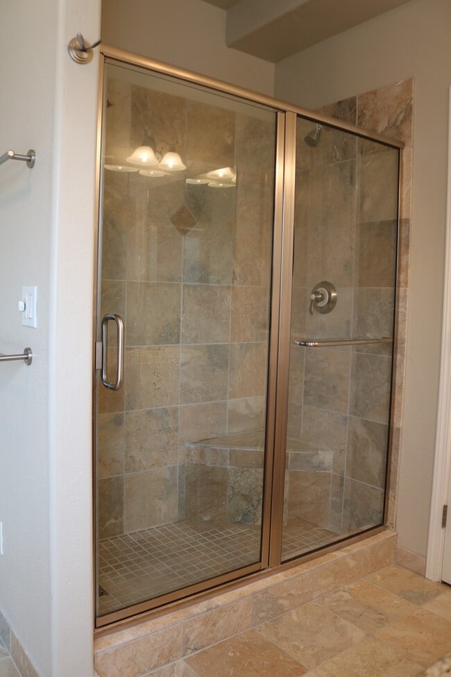 Building Photo - Gorgeous, spacious 3/2.5 with garage and o...