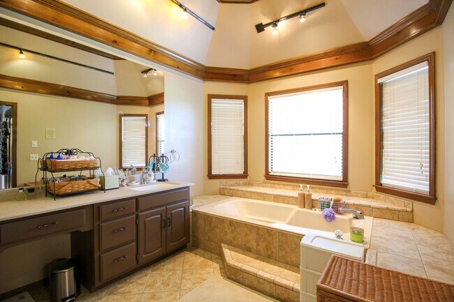 Building Photo - Space Galore In This Jenks South East Home!