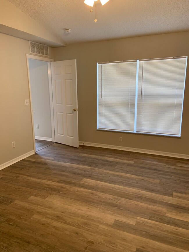 Building Photo - Updated 3 bed/ 2bath- Lehigh Woods