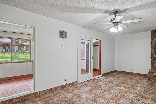 Building Photo - Two level Townhome in DeSoto Courts