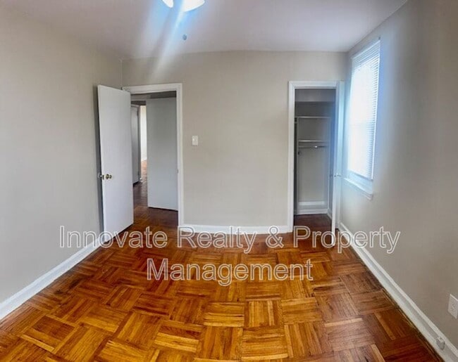 Building Photo - 910 E Sharpnack St