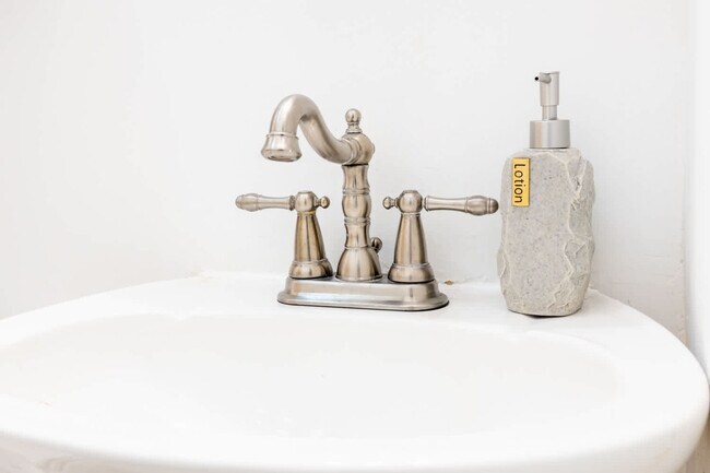 Building Photo - 1435 2nd Ave