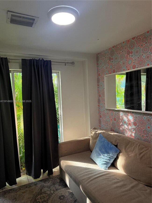 Building Photo - 821 SW 2nd St