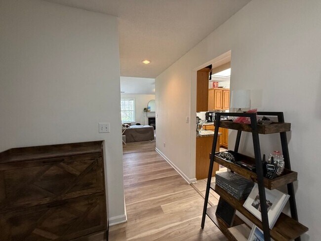 Building Photo - Spacious 4BR Home in Seven Oaks with Garage & Fenced Yard