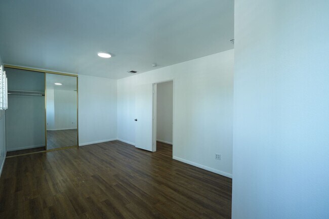 Building Photo - 220 Lilac Ct