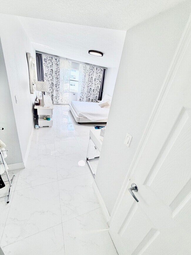 Building Photo - 3410-3410 Galt Ocean Dr