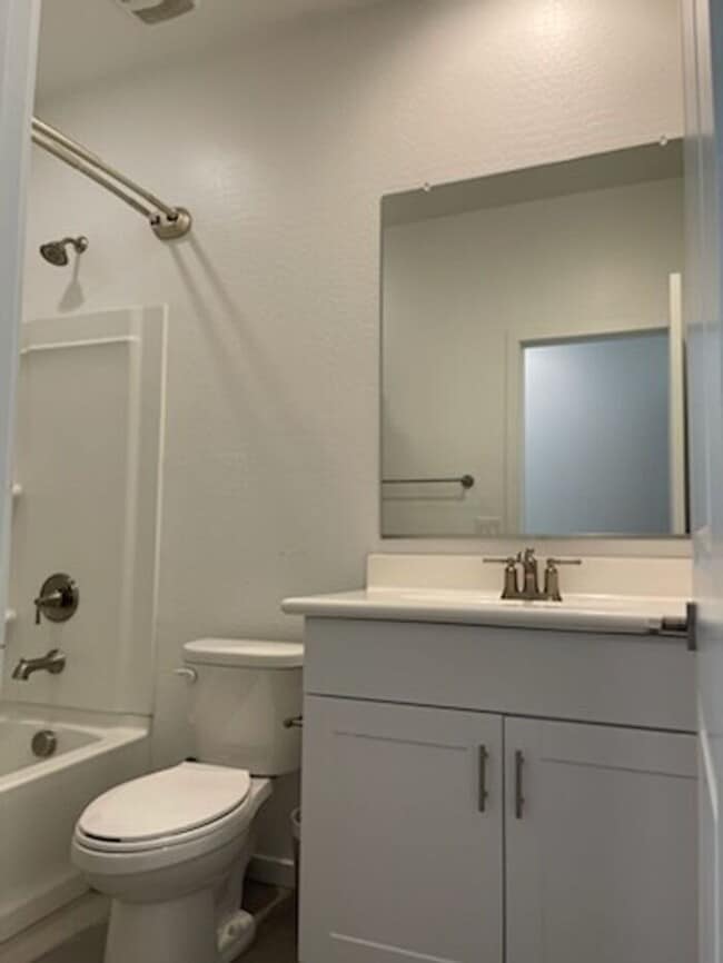 Building Photo - Mountain view single story home.