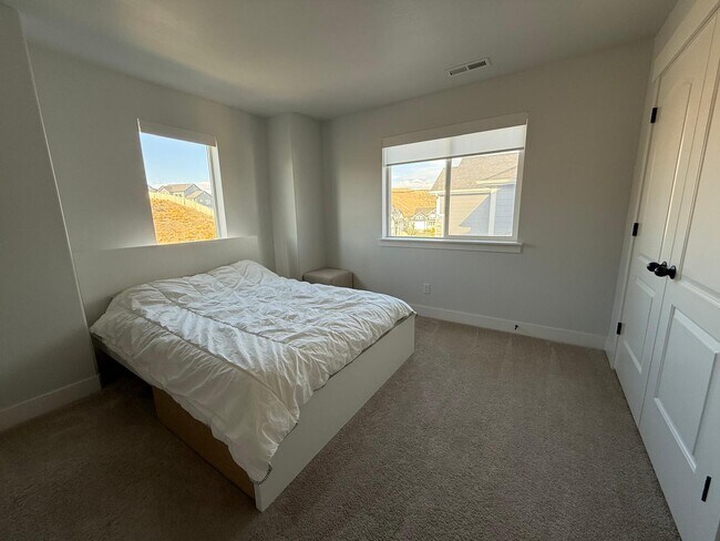 Building Photo - 1743 Olympus Dr