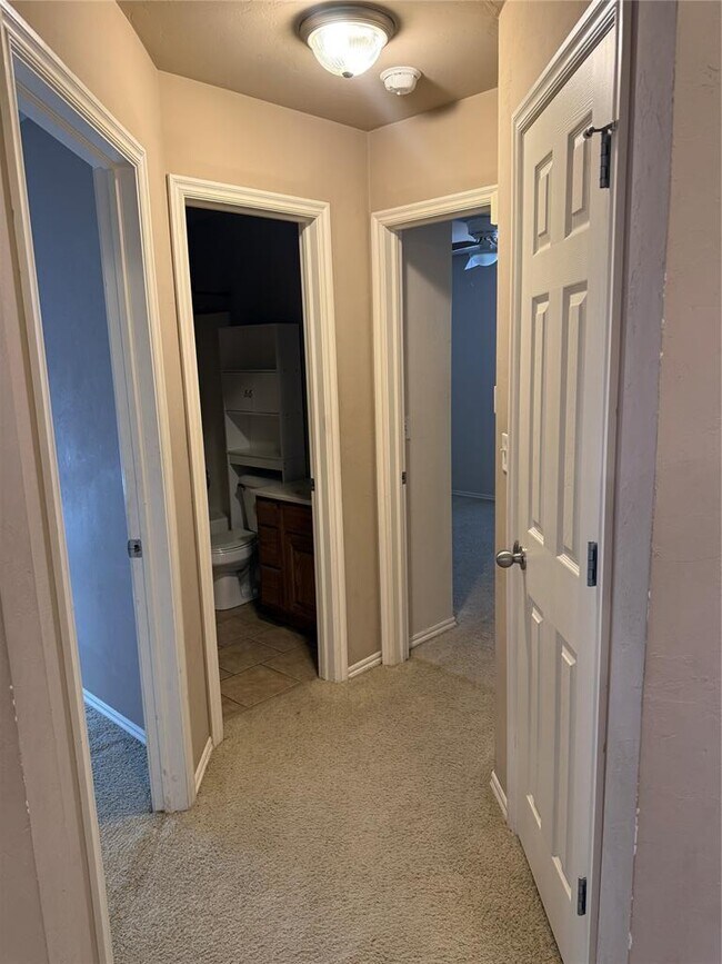 Building Photo - 400 S Castle Ridge Ln