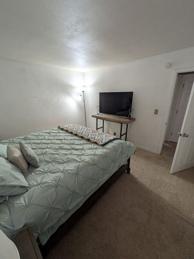 Building Photo - 2 bed 1 bath condo for rent -$1300