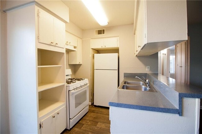Building Photo - 2506 Manor Cir