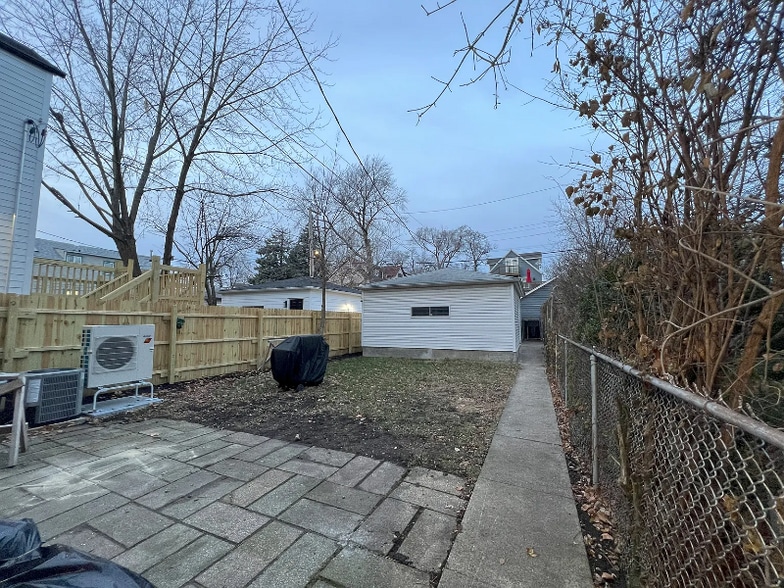 Building Photo - 3422 W Schubert Ave