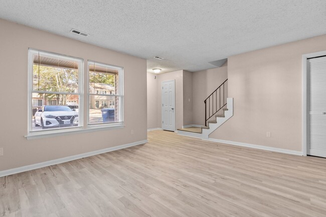 Building Photo - VB Townhouse 3 bedroomReady for quick move in