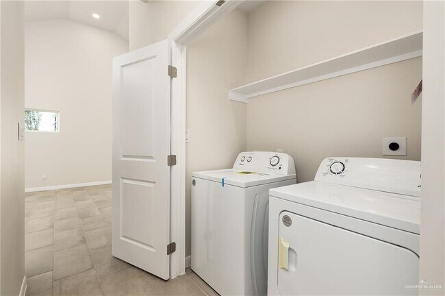 Building Photo - 13 E Iris Ave