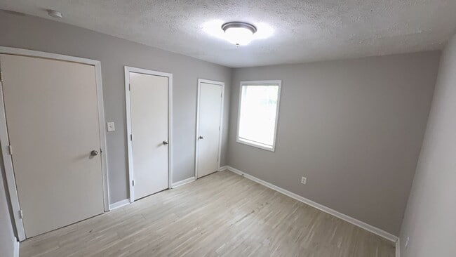Building Photo - Quaint 2 bed townhome in culdesac
