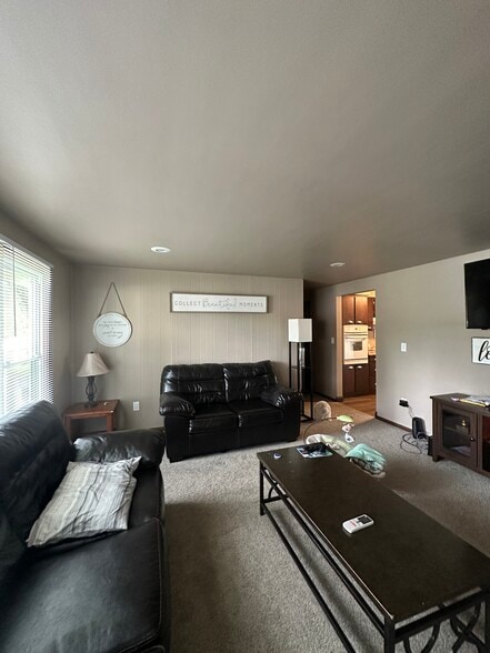 Building Photo - 1323 Cardinal Ln