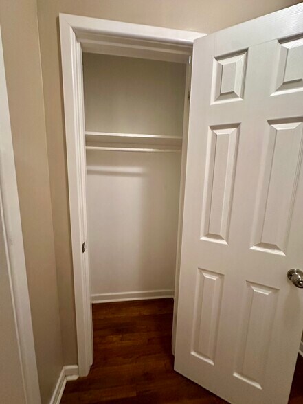 Building Photo - 1316 Eastview Dr