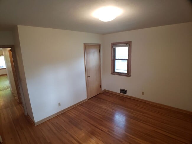 Building Photo - 3+ Bedroom 2 Bath Single Family House in O...