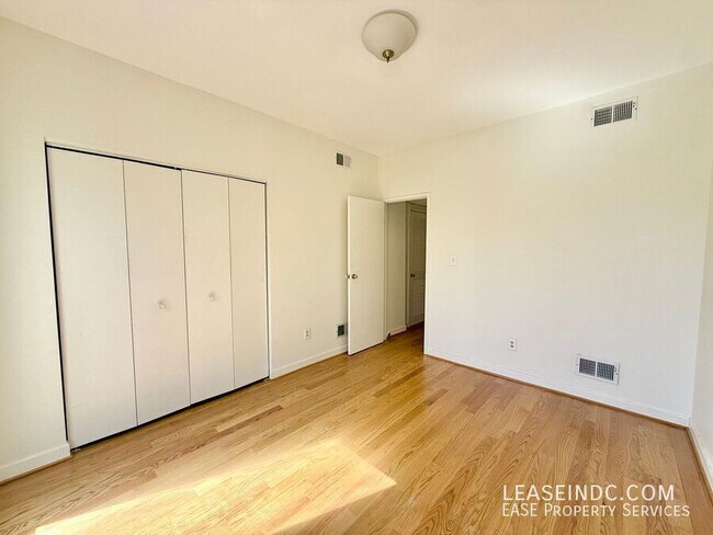 Building Photo - 1239 C St SE