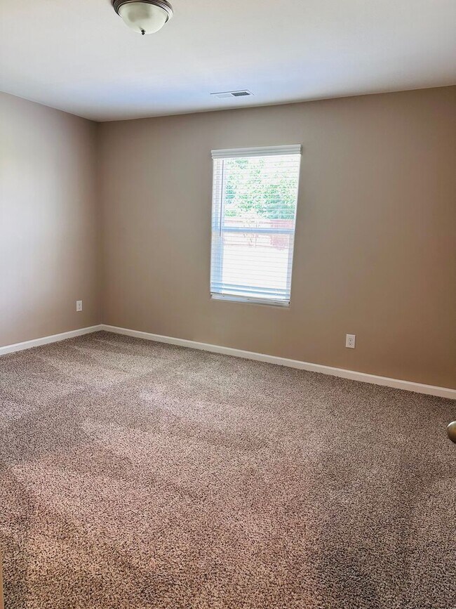 Building Photo - 912 Joselynn Drive