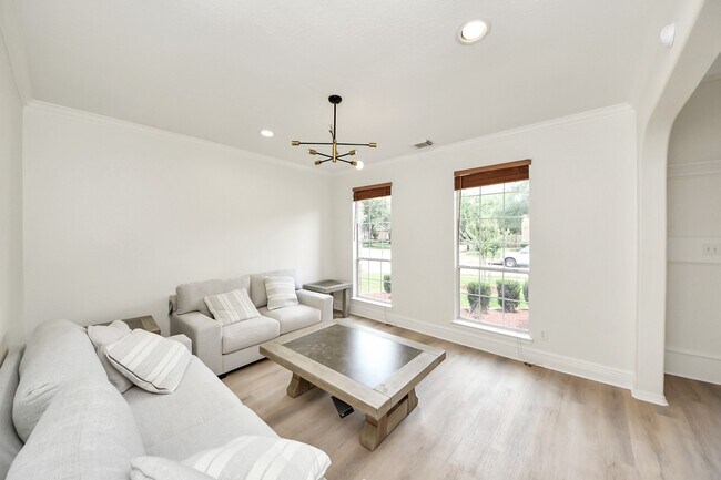 Building Photo - 527 Little River Ct