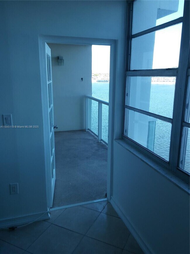 Building Photo - 1301 NE Miami Gardens Dr
