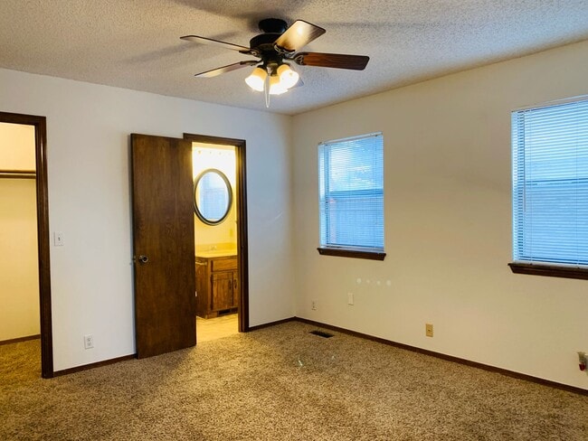 Building Photo - 3 Bed | 2 Bath | 2 Car Garage - Duplex - UNDER $1000 per month - Putnam City Schools