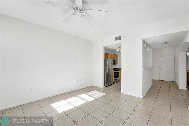 Building Photo - 533 NE 3rd Ave