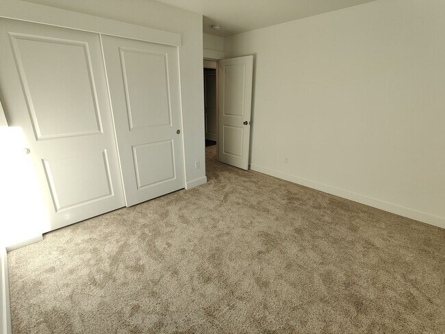 Building Photo - *MOVE IN SPECIAL - HALF OFF FIRST MONTH'S ...