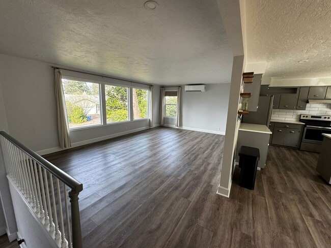 Building Photo - Spacious 3 Bedroom Home in South Eugene – Churchill Area