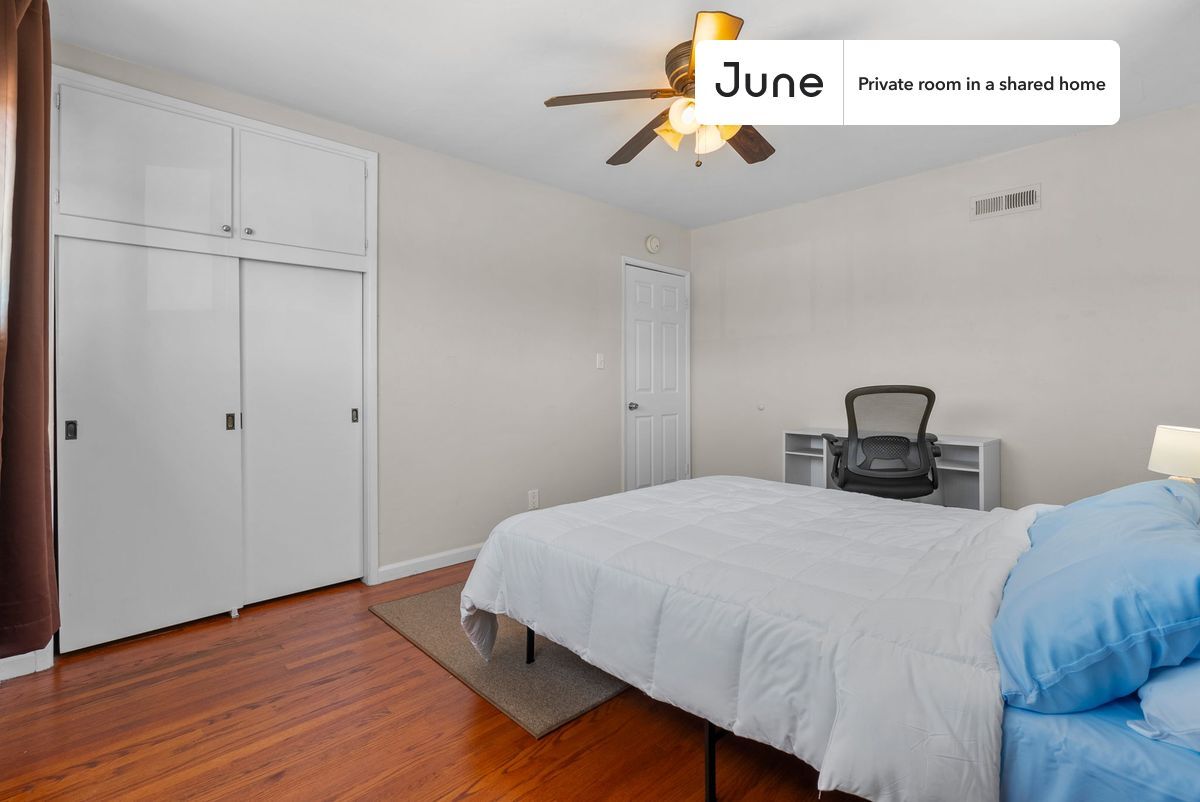 Building Photo - Private bedroom in 7 bed/3 bath Home
