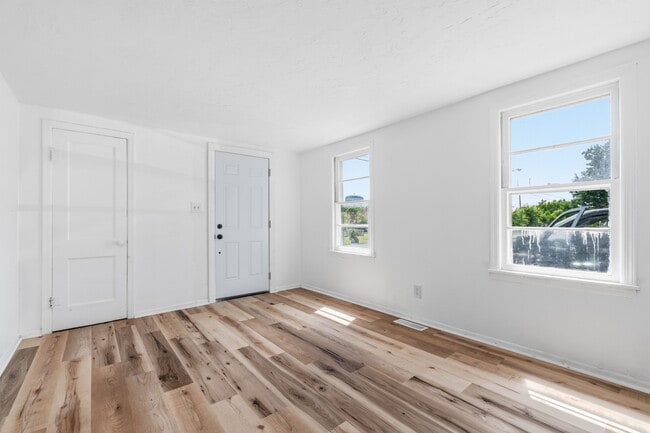 Building Photo - 420 W 25th St