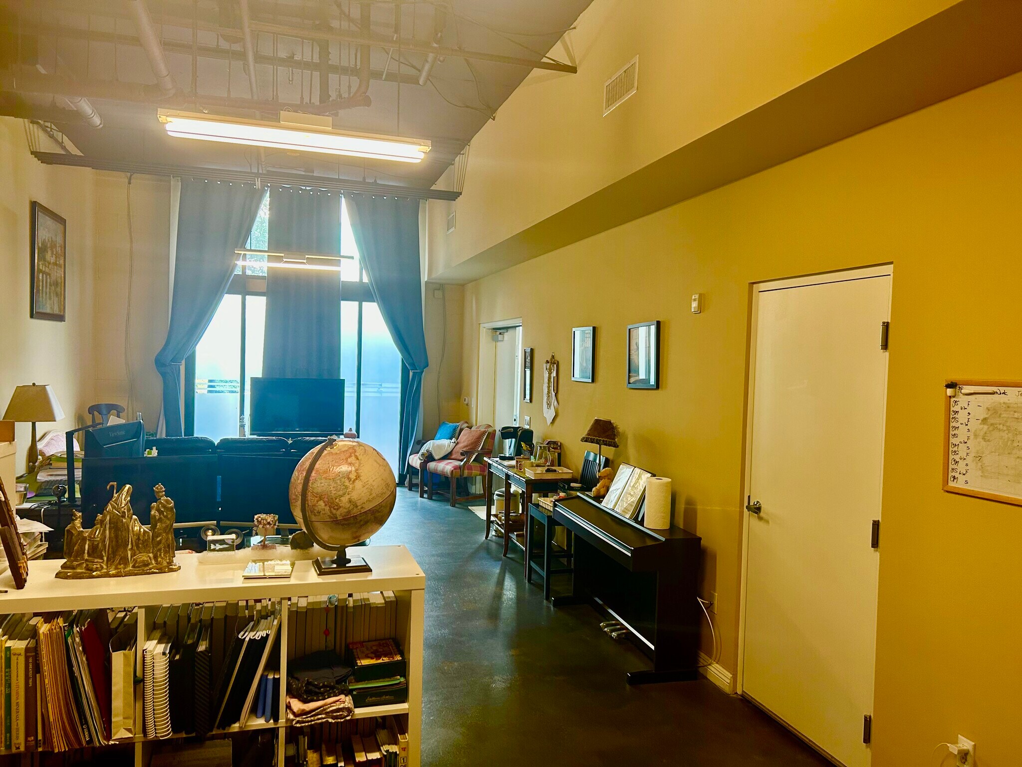 Building Photo - 300 E 4th St