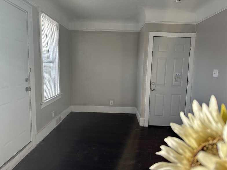 Upstairs Unit - 4820 Haverhill St