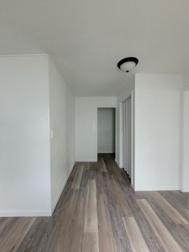 Building Photo - Recently Renovated 2 Bedroom 1 Bath Home!